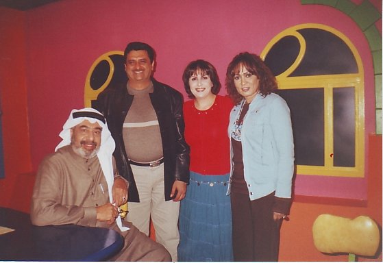 مع الفنانين عند عمله في مسلسل